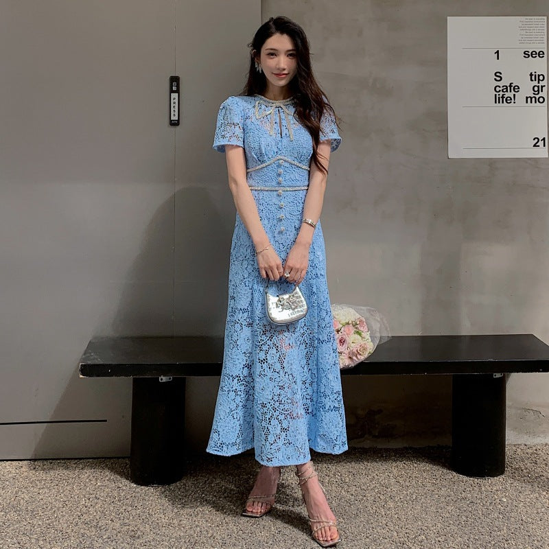 Üç Boyutlu Çiçek Detaylı Mavi- Beyaz Dantel Midi Elbise