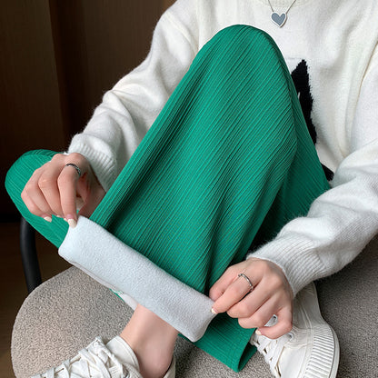 Kadife Dokulu Pliseli Kışlık Bol Paça Pantolon – Yumuşak, Sıcak ve Şık Konfor