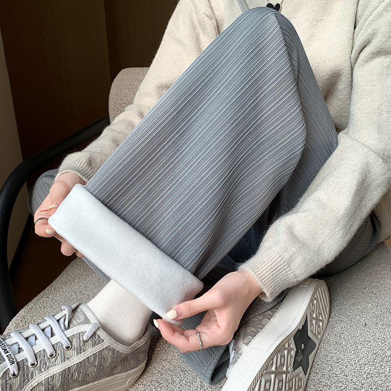 Kadife Dokulu Pliseli Kışlık Bol Paça Pantolon – Yumuşak, Sıcak ve Şık Konfor