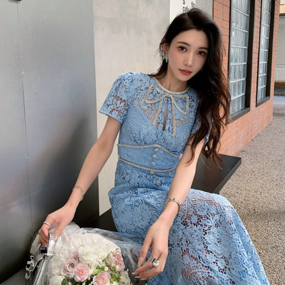 Üç Boyutlu Çiçek Detaylı Mavi- Beyaz Dantel Midi Elbise