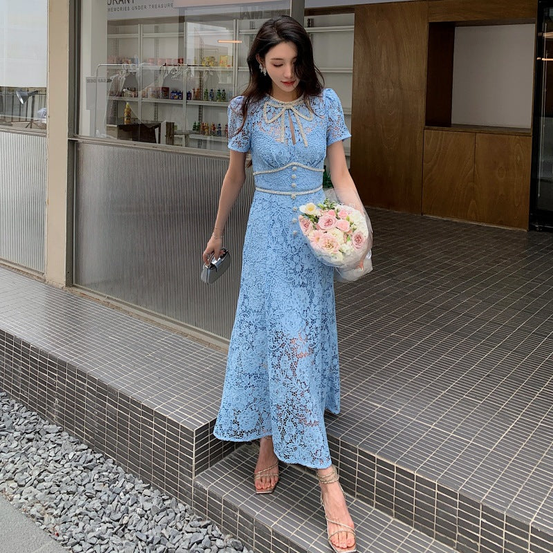 Üç Boyutlu Çiçek Detaylı Mavi- Beyaz Dantel Midi Elbise