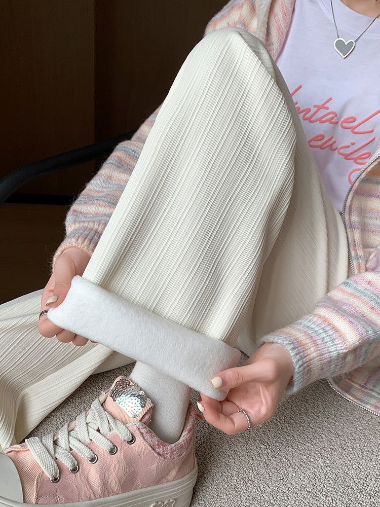 Kadife Dokulu Pliseli Kışlık Bol Paça Pantolon – Yumuşak, Sıcak ve Şık Konfor