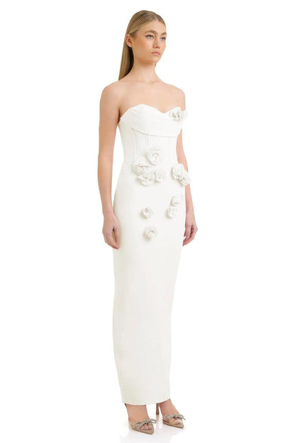 Gül Detaylı Beyaz Straplez Elbise