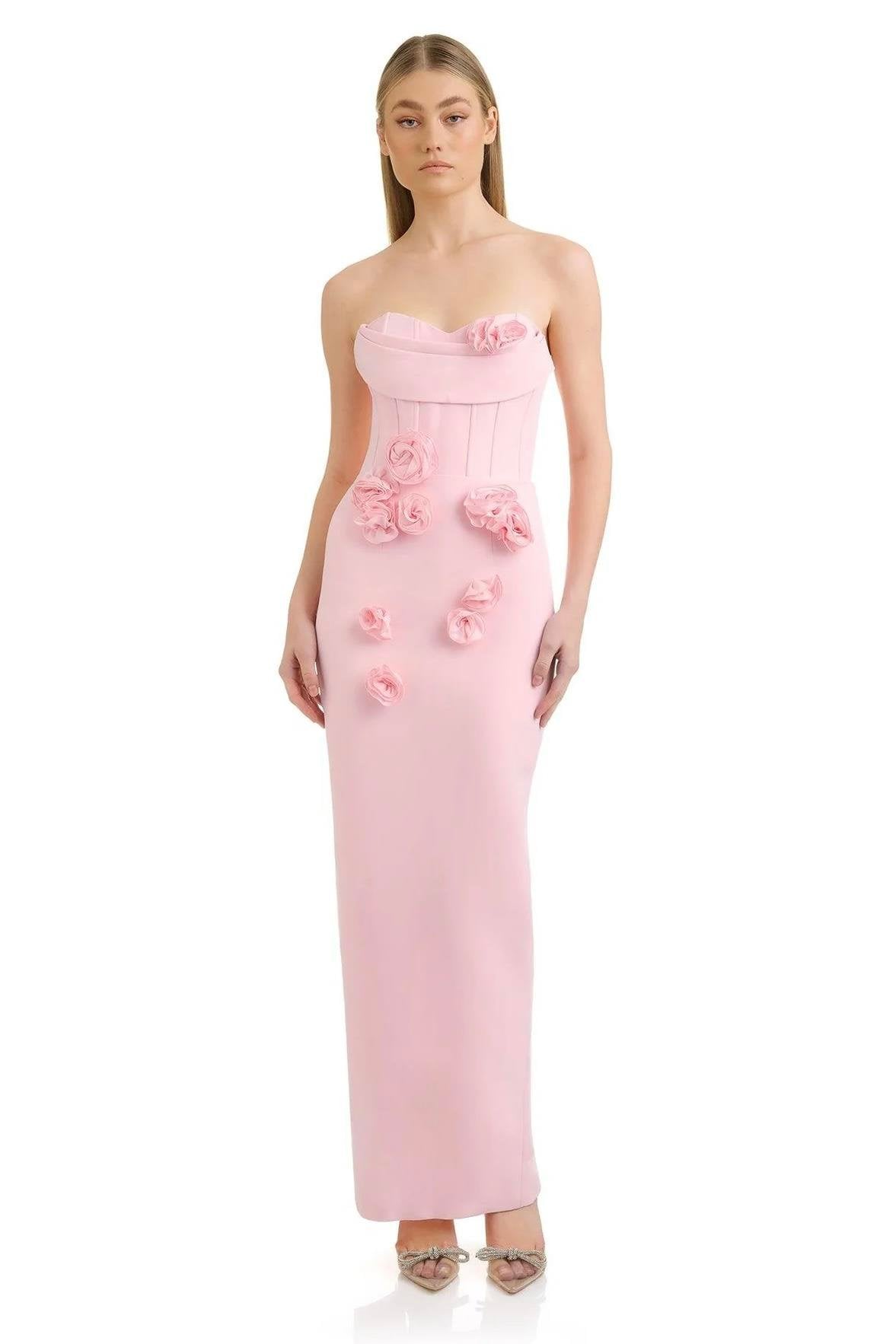 Gül Detaylı Beyaz Straplez Elbise