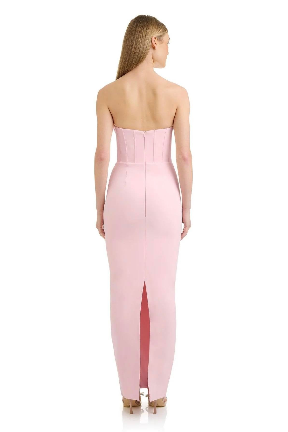 Gül Detaylı Beyaz Straplez Elbise