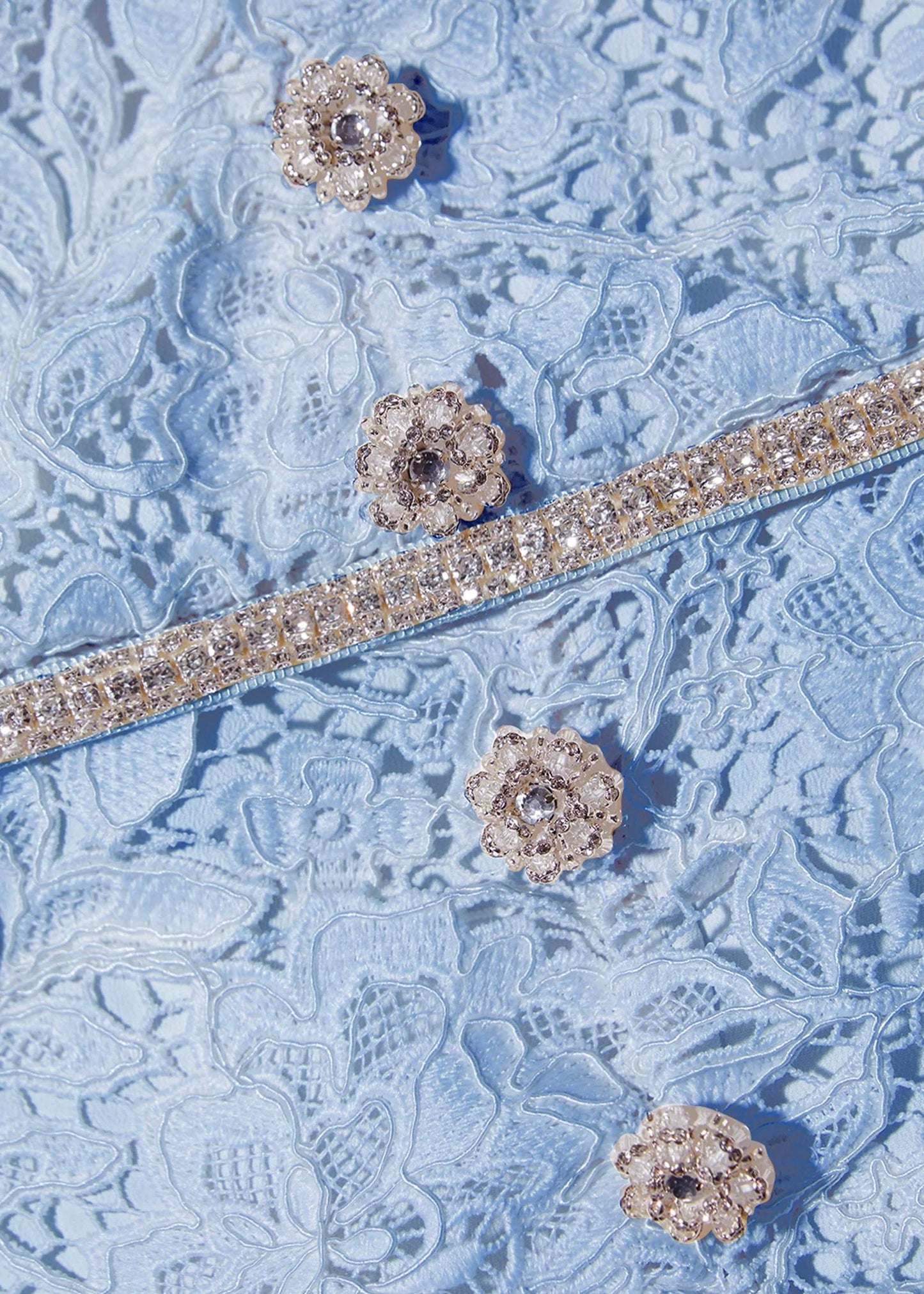 Üç Boyutlu Çiçek Detaylı Mavi- Beyaz Dantel Midi Elbise