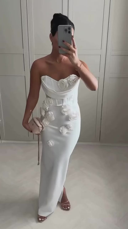 Gül Detaylı Beyaz Straplez Elbise