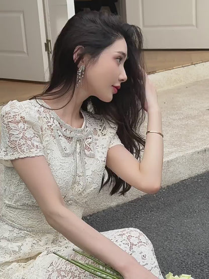 Üç Boyutlu Çiçek Detaylı Mavi- Beyaz Dantel Midi Elbise