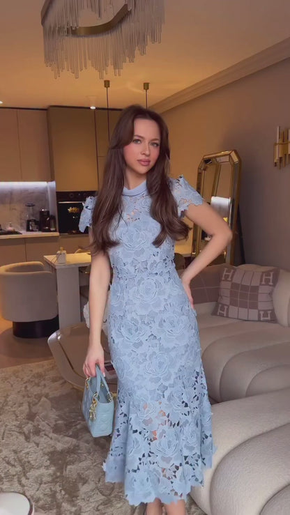 Üç Boyutlu Çiçek Detaylı Mavi- Beyaz Dantel Midi Elbise