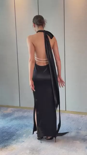 Sırtı İnci Detaylı Siyah Saten Maksi Elbise