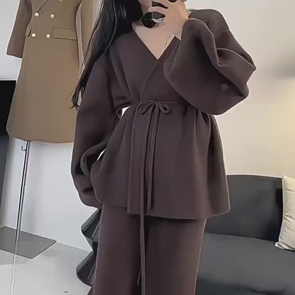 Belissatr™ | Kuşaklı V Yaka Üst ve Geniş Paça Pantolon