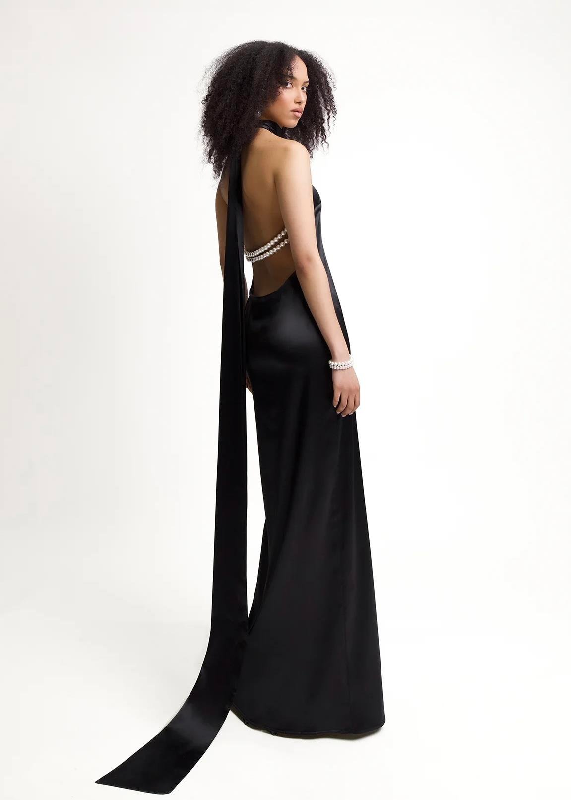 Sırtı İnci Detaylı Siyah Saten Maksi Elbise